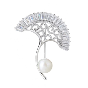 Elegant fan-shaped brooch with micro-pave zircons and white round pearl on silver base