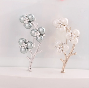 Exquisite pearl flower brooch with sparkling rhinestones and silver-tone finish for women