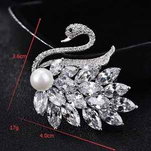 Detailaufnahme der Schwanenbrosche mit Marquise-Kristallen und großer 12mm Perle