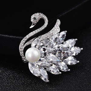 Eleganter Schwan-Anstecker in Silber mit Zirkonia-Kristallen und weißer Rundperle