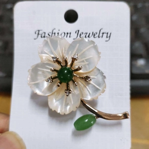 Broche fleur élégante avec pétales en nacre, perles vertes et cristaux étincelants