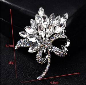 Dimensions détaillées de la broche fleur en cristal: hauteur 4,7 cm et largeur 4,3 cm
