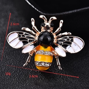 Vue macro détaillée montrant les dimensions de la broche abeille en émail jaune
