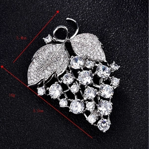 Broche raisin en argent avec zircons, dimensions 5,0 cm x 3,4 cm sur cuir noir élégant