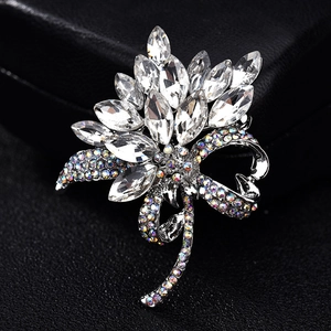 Broche fleur en cristal élégante avec base en métal argenté et strass scintillants AB