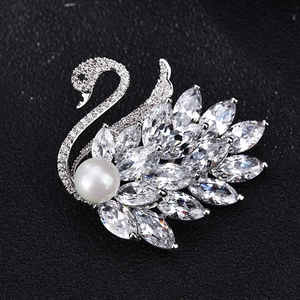Eleganter Kristall Schwan Brosche mit weißer Perle auf poliertem Silber Metallsockel