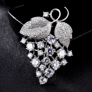 Broche Élégante en Forme de Raisin en Zircone pour Femme Broche Plante en Métal Argenté pour Mariage Fête Bijoux
