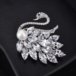 Detailaufnahme einer Schwanenbrosche aus Silber mit Markasit-Kristallen und einer Perle