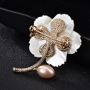 Broche fleur dorée élégante avec pétales en nacre, perle rose et épingle de sûreté au dos