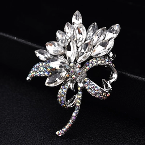 Vue macro détaillée de l'élégante broche fleur en cristal avec pierres marquises et strass AB