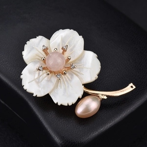 Élégante broche fleur en nacre avec cristal rose et perle sur cuir noir