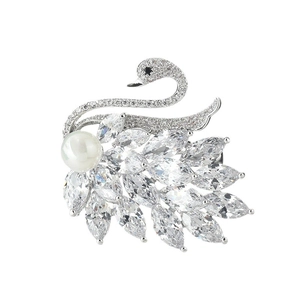Eleganter Schwan-Brosche mit funkelnden Zirkonia-Kristallen und einer weißen Kunstperle