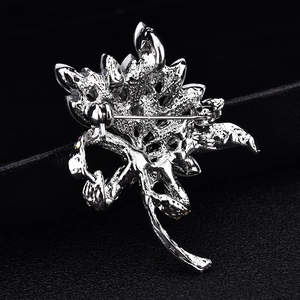Détail de l'arrière d'une broche en argent avec texture métallique et fermoir épingle