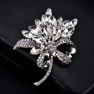 Vue détaillée d'une broche florale élégante avec cristaux et strass AB colorés étincelants