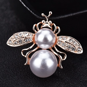 Élégante broche abeille en or rose avec perles blanches et ailes en zircone