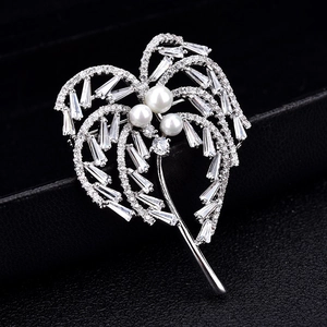 Élégante broche palmier en métal argenté avec oxydes de zirconium et trois perles décor