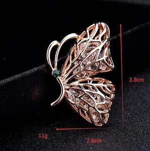 Dettaglio della spilla a farfalla con dimensioni 3,8 cm di altezza e 2,6 cm di larghezza