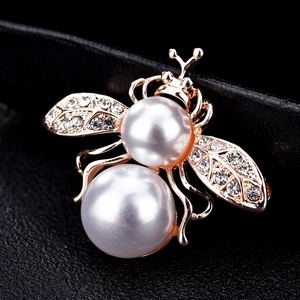 Broche abeille élégante en or rose avec perles blanches et ailes en cristal
