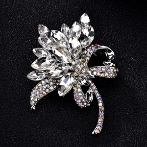 Détail d'une broche florale élégante en cristal avec diamants marquise sur cuir