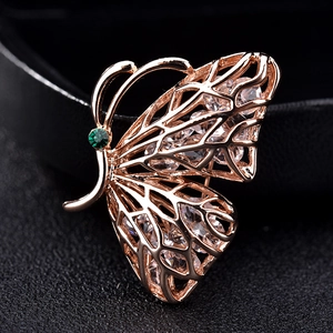 Elegante spilla a farfalla in oro rosa con perle d'acqua dolce e zirconi brillanti