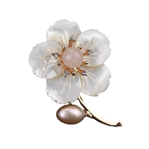 Élégante broche fleur en nacre avec pierre rose et perle sur tige dorée