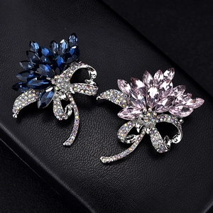 Broches élégantes en cristal en forme de fleur, bleu foncé et violet clair
