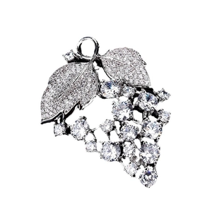 Broche raisin élégante avec zircons étincelants et détails de feuilles argentées femme