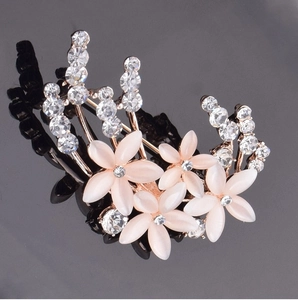 Broche fleurie en or rose élégante avec pétales d'opale rose et accents de diamants