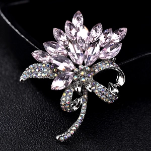 Broche florale élégante avec strass roses sur fond de velours noir haut de gamme