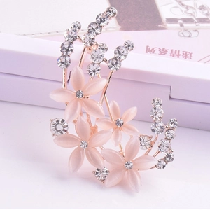 Broche fleur en opale rose avec strass en cristal sur un coffret cadeau pour femmes