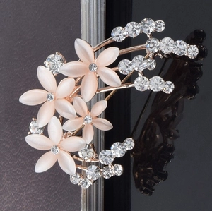 Broche fleurie en or rose avec pétales d'opale rose et accents de cristaux brillants
