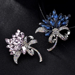 Vue détaillée de broches fleurs en cristal élégantes avec pierres marquise et strass brillants