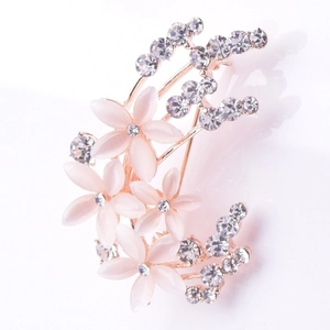 Détail de la broche fleurie en opale rose avec strass brillants et finition or rose