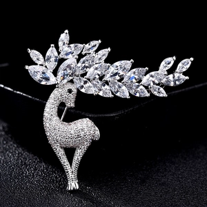 Elegant Copper Rhinestone Deer Brooch Pin For Women Fashion Jewelry Animal Elk Lapel Pin Wedding Banquet Dress Accessories
