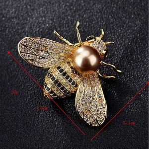 Makroaufnahme der Bienenbrosche mit Champagnerperle und Kristallen, 4,0 cm x 3,1 cm Größe