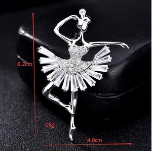 Détail de la broche ballerine en argent ornée de pierres de zircone cubique blanches