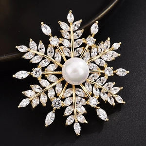Broche flocon de neige dorée luxueuse avec perle blanche et zircons étincelants