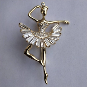 Broche élégante ballerine dorée ornée de cristaux de zircone cubique étincelants