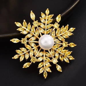 Broche flocon de luxe avec zircon jaune, perle blanche et cadre en métal doré élégant