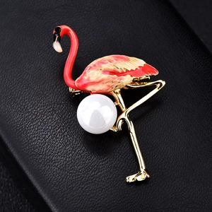 Broche flamant élégante avec plumes en émail rose et perle blanche sur fond noir
