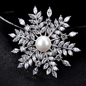 Broche Flocon de Neige de Luxe Avec Künstliche Perle Zircon Marquise Épinglette en Cuivre Élégante Fleur Or Argent Pour Mariage Banquet Bijoux Femme