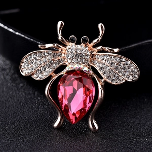 Exquise Broche en Forme d'Abeille pour Hommes Femmes Alliage de Ton Or Incrusté de Cristal Rouge Strass Bijoux de Mode Accessoire