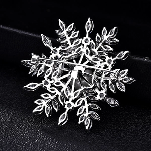 Détail macro du dos de la broche flocon de neige argentée avec fermoir de sécurité