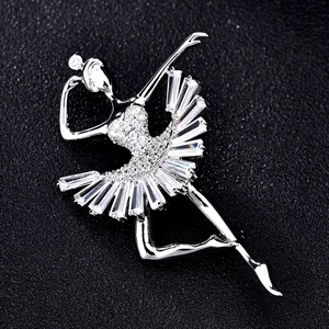 Broche de danseuse de ballet luxueuse avec zircons étincelants sur fond noir