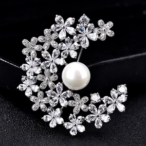 Elegante Koperen Halve Maan Bloemen Broche Met Grote Imitatieparel En Zirkonia Vrouwen Sjaal Gesp Partij Mode Sieraden