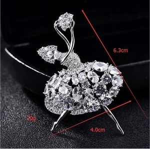 Détails d'une broche danseuse de ballet en argent avec zircons et dimensions affichées