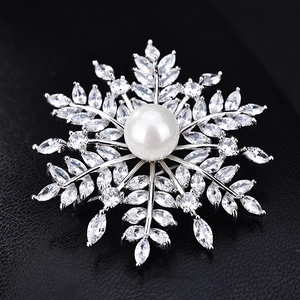 Broche flocon de neige de luxe avec perle centrale et pierres de zircone étincelantes
