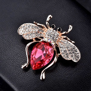 Broche abeille dorée élégante avec cristaux et pierre précieuse rouge en goutte