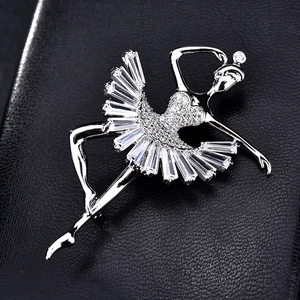 Détail macro de la broche ballerine de luxe avec zircons rectangulaires sur cuir noir