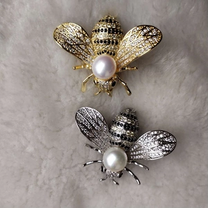 Detailansicht der Bienenbrosche mit Zirkon-Mikropavé und einer großen Perle